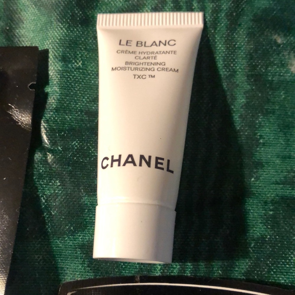 Chanel Cosmetic - Picture 5 of 5